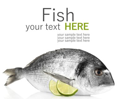 Dorado balığı üzerinde beyaz izole limon