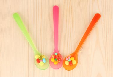 Renk haplarla plastik kaşık