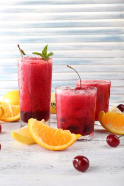 taze soğuk kiraz kokteyl mint, buz ve limon ile 