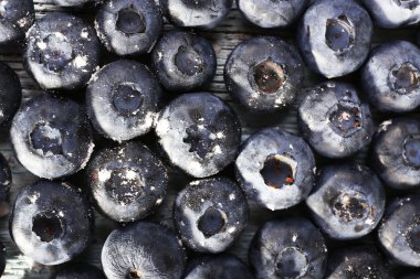 ahşap arka plan üzerinde yaban mersini