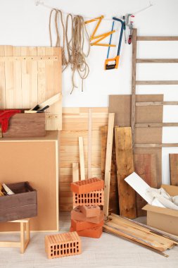 atölyede çalışan araçlar