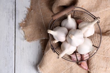 sepeti ahşap zemin üzerinde taze sarımsak