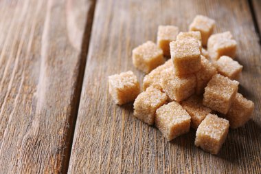 kahverengi şeker küpleri ahşap arka planda