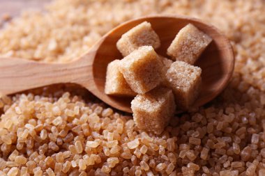 Tahta kaşıkta kahverengi şeker küpleri