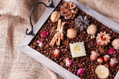 Mumlar kahve taneleri ve baharatlar ile vintage tepsi üzerinde çul arka plan üzerinde şişlik