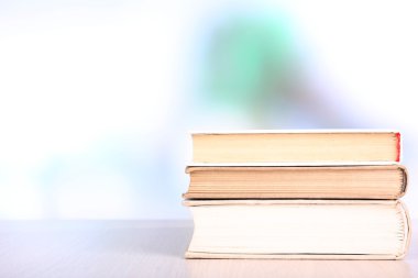 doğal zemin üzerine ahşap masa üzerine kitaplar