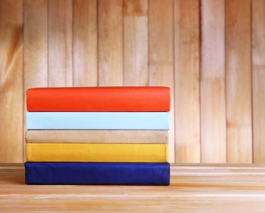 Ahşap ahşap duvar arka masada kitaplar