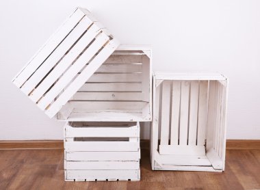 Boş tahta sandıklar