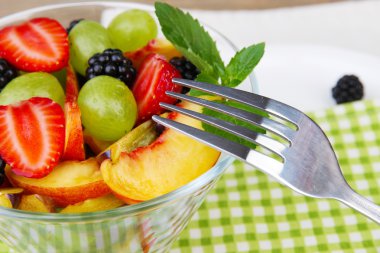 ahşap masa üstünde lezzetli taze meyve salatası