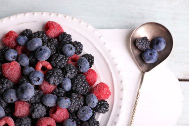 buzlu meyve renk ahşap zemin üzerinde plaka üzerinde