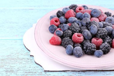 buzlu meyve renk ahşap zemin üzerinde plaka üzerinde