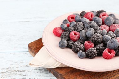 buzlu meyve renk ahşap zemin üzerinde plaka üzerinde