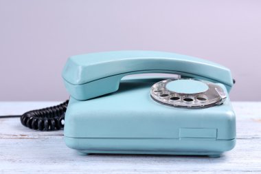 ahşap masa Retro turkuaz telefon yakın çekim