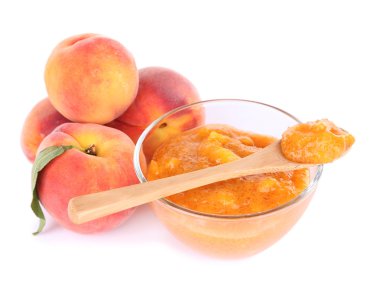 lezzetli şeftali reçeli ile üzerine beyaz izole taze şeftali