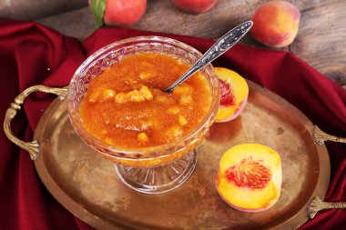 ahşap masa üzerinde taze kayısı ile lezzetli kayısı reçeli