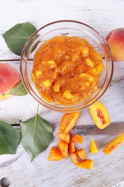 ahşap masa üzerinde taze şeftali ile lezzetli şeftali reçeli