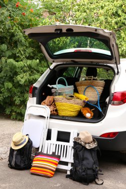 bavul ve çanta içinde arabanın tatil için hareket etmeye hazır