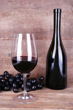 lezzetli şarap ve ahşap zemin üzerinde olgunlaşmış üzüm
