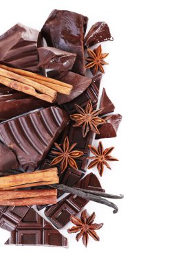 çikolata ile baharat beyaz zemin üzerine kırık