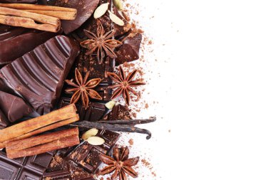 çikolata ile baharat beyaz zemin üzerine kırık