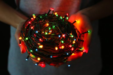 kadın holding rengarenk garland koyu arka plan üzerinde