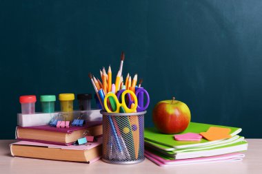 Tablo arka plan üstünde tahta okul malzemeleri