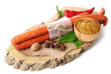 ince sosis, hardal kase ve baharat üzerine beyaz izole, ahşap kesme tahtası üzerinde füme