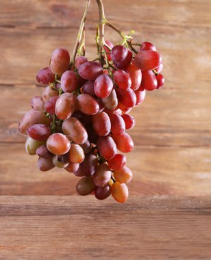ahşap zemin üzerinde üzüm demet