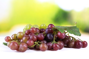 doğal zemin üzerine ahşap masa üzerinde olgunlaşmış üzüm demet