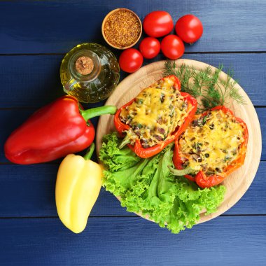 yeşillik ve sebze masada kırmızı biber dolması yakın çekim