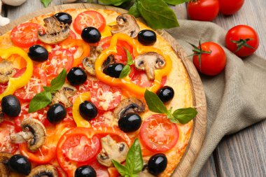 Tahta masada servis edilen lezzetli pizza.