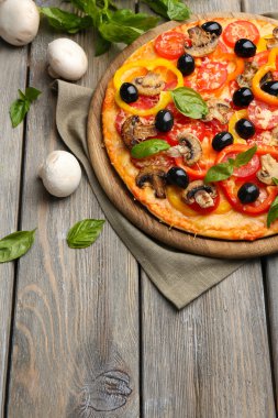 Tahta masada servis edilen lezzetli pizza.