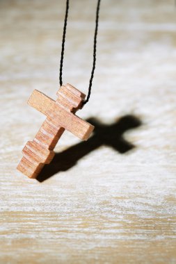 Ahşap ahşap arka plan üzerinde derin gölge ile çapraz