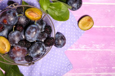 Olgun tatlı Erik eski metal sepette pembe ahşap tablo