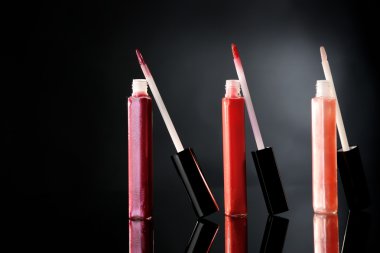 güzel dudak glosses koyu arka plan üzerinde