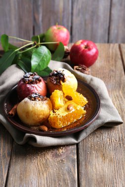 ahşap arka plan masaya plaka üzerinde pişmiş elma