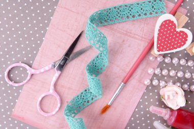 Scrapbooking zanaat malzemelerin parlak zemin üzerine