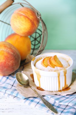 ahşap masa üzerinde taze şeftali ile lezzetli mini kek