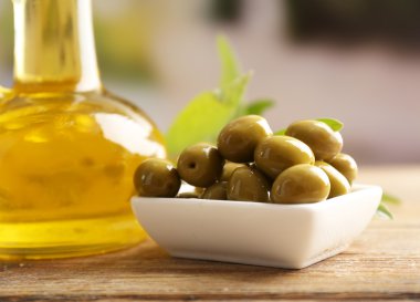 masada açık renkli yapraklarda kase yeşil zeytin