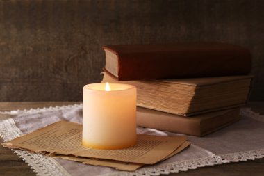 kitap ve peçete ahşap duvar zemin üzerine ahşap masa üzerinde mum