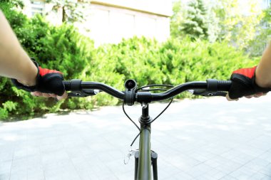 Adam bisikleti hızlı şehir parkında. Motorcu gözlerinden görmek