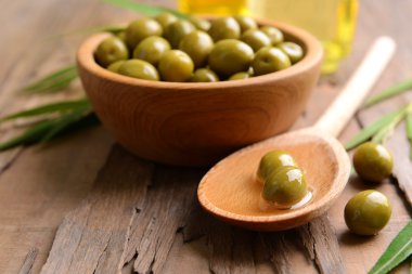 Tablo yakın çekim yaprak kase yeşil zeytin