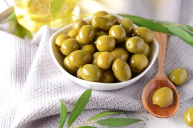 Tablo yakın çekim yaprak kase yeşil zeytin