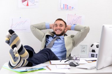 İşadamı holding bacaklar üstünde okul sırası