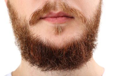 Beyaz izole uzun sakallı ve bıyıklı adam closeup