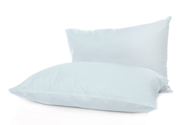Beyaz yastıklar üzerinde beyaz izole