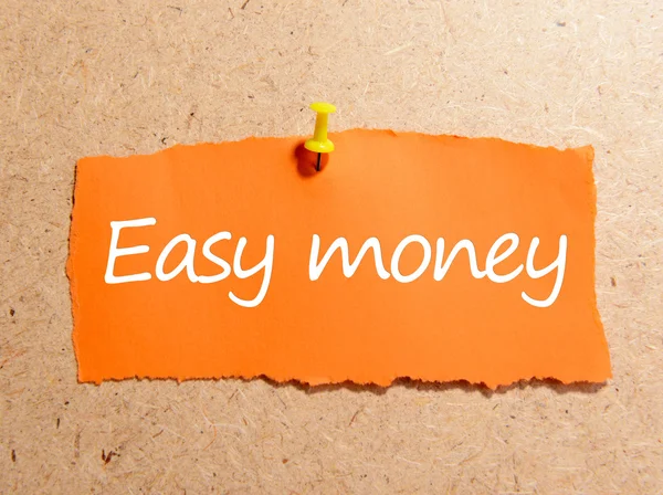 Papier blad met inscriptie "Easy money" op houten achtergrond — Stockfoto