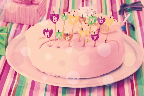 Słodki urodziny świec ciasta na talerzu — Zdjęcie stockowe
