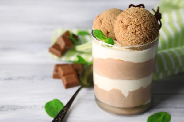 Mousse de chocolate saborosa com sorvete na mesa de madeira — Fotografia de Stock