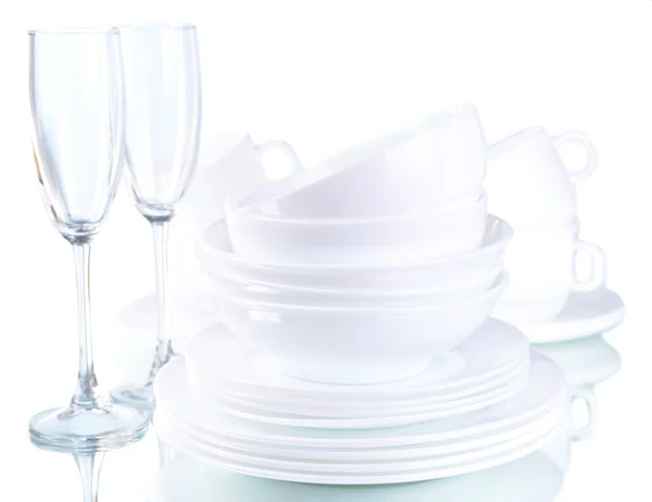 Set van witte gerechten op tafel op lichte achtergrond — Stockfoto